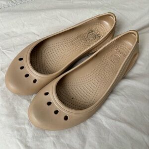 Crocs women’s Kadee ballet flat crocs in beige/cobblestone size 7